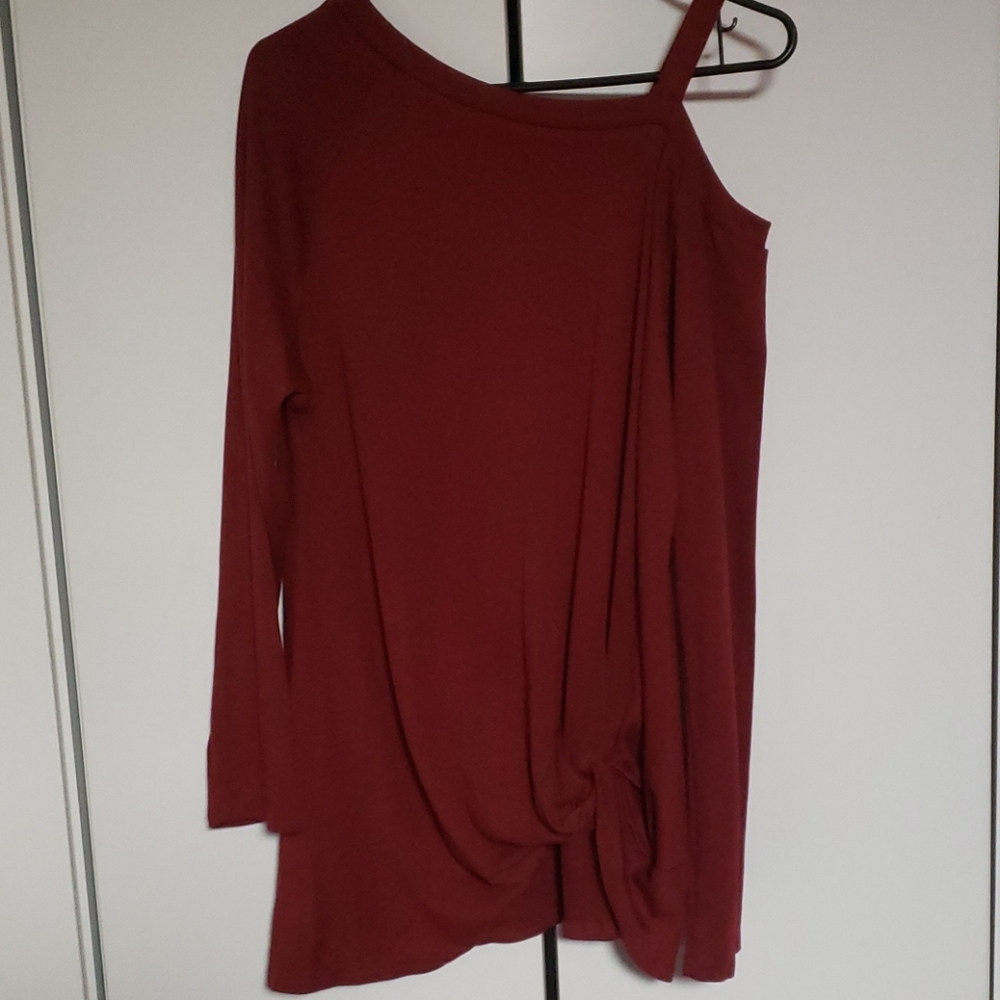 Long sleeve knotted shirt with 1 shoulder.